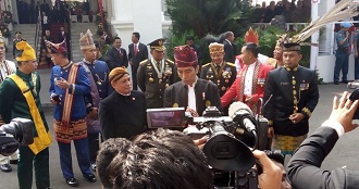 jokowi baju adat hut ri 72