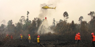 pemadaman kebakaran hutan riau