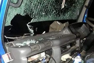 mobil dilempar batu