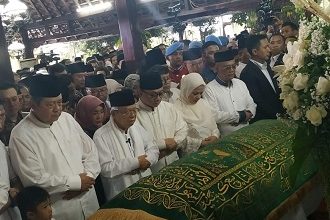 salat jenazah ani yudhoyono
