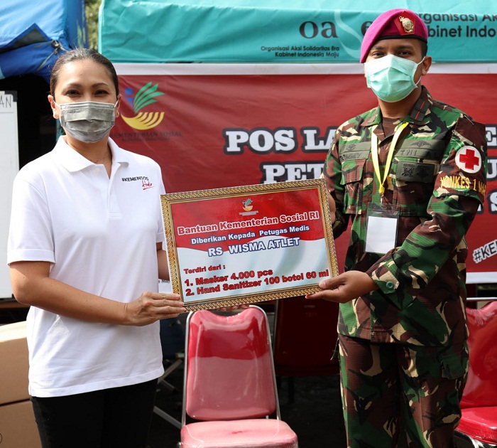 Kemensos Salurkan Masker, Handsanitizer dan Biskut Pada 3 RS di Jakarta