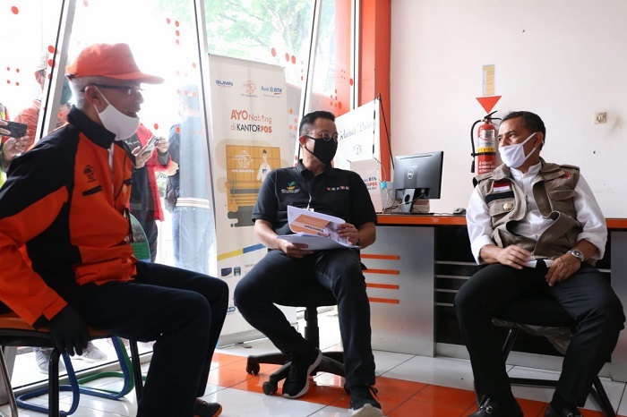 Tinjau Penyaluran BST di Cimahi dan Bandung Barat, Mensos: Jangan Ada Penumpukan Bansos