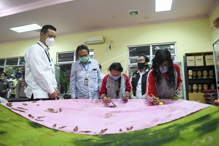 Tinjau Balai Mulya Jaya Jakarta, Mensos Pastikan Korban PHK dan Warga Terlantar Akibat Covid-19 Terima Bansos