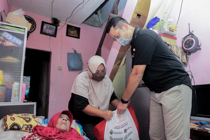 Serahkan Bansos dari Presiden, Ini Doa Nenek Yuliar buat Mensos