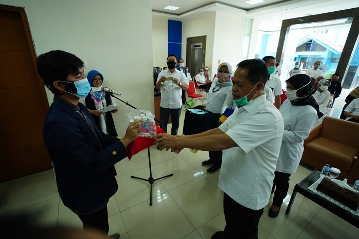 Sebanyak 30 Mahasiswa Poltekesos Bandung Terima APD dari BP3S