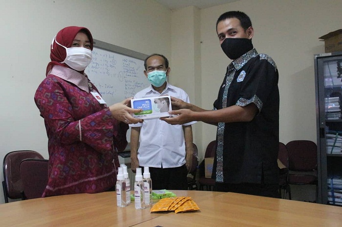 Poltekesos Bandung Serahkan Alkes APD ke Semua Pegawai