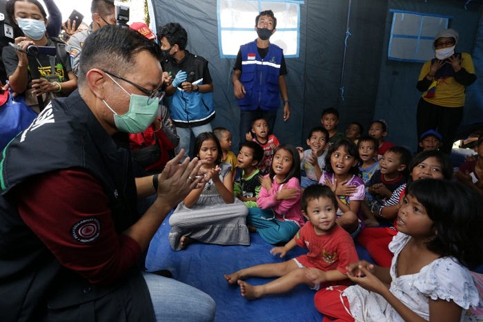 Kunjungi Korban Banjir Masamba: Juliari Pastikan Makanan dan Air Terpenuhi