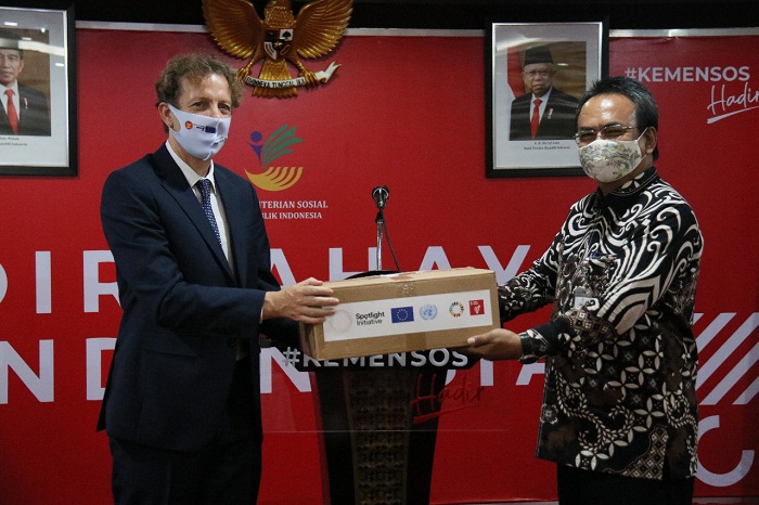 Lindungi Pekerja Migran Saat Pandemi, Kemensos Terima 3000 APD dari UN Women