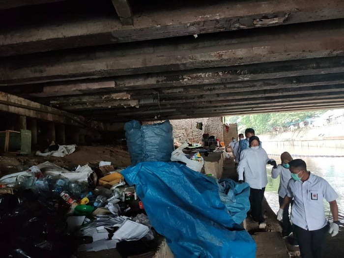 Hari Pertama Masuk, Mensos Risma Blusukan di Bantaran Kali Sungai Ciliwung