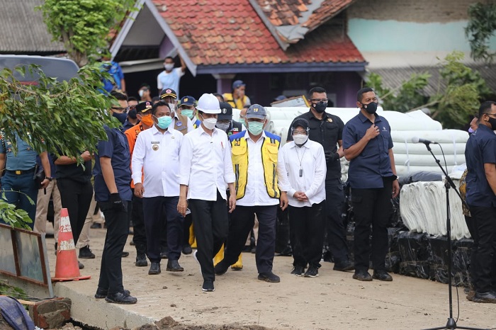 Kemensos Salurkan Bantuan Rp 1,8 Miliar untuk Korban Bencana Banjir Kabupaten Bekasi