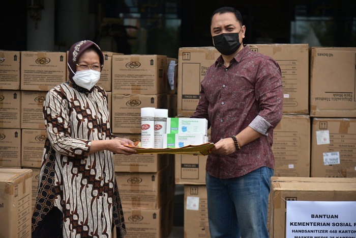 Serahkan Handsanitizer dan Masker, Mensos Ajak Pemda Mandiri Tangani Bencana