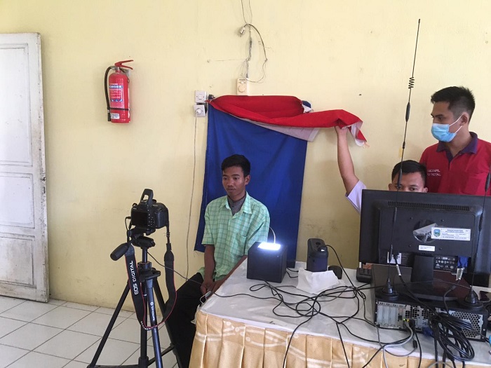 Mensos Tinjau Perekaman Data e-KTP bagi Warga Suku Anak Dalam Jambi