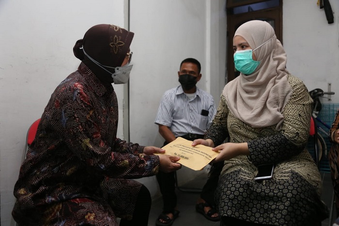 Beri Dukungan Moril, Mensos Temui dan Berikan Santunan Bagi Ahli Waris KRI 402 Nanggala