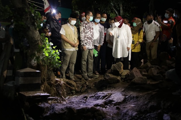 Kunjungi Lokasi Banjir di Magetan, Mensos Serahkan Makanan Siap Saji, Matras dan Kasur