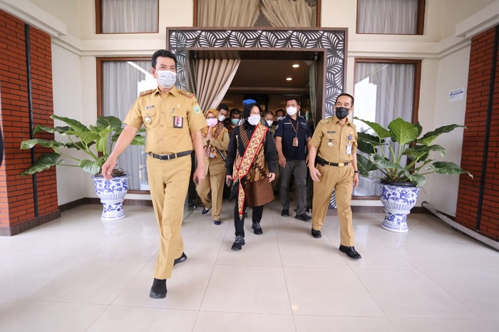 Kunjungi Keluarga I Komang Wira Natha, Mensos Ajak Pentingkan Persatuan dan NKRI Ketimbang Kelompok