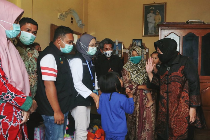 Anak-anak Alm Letda Laut (T) Rintoni Terima Tabungan Rp 100 Juta