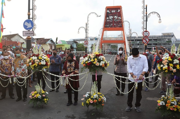 Resmikan Jembatan Sawunggaling, Mensos Dukung Sarana Terpadu Moda Kota Surabaya