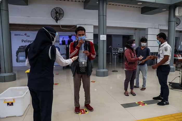 Hindari Larangan 6-17 Mei, Ribuan Penumpang Padati Stasiun Senen Mudik Lebih Awal