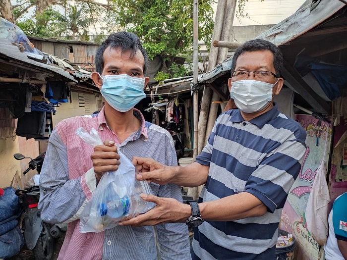 Terima Paket Makanan Siap Saji dan Telur, Warga: Terima Kasih Bu Risma