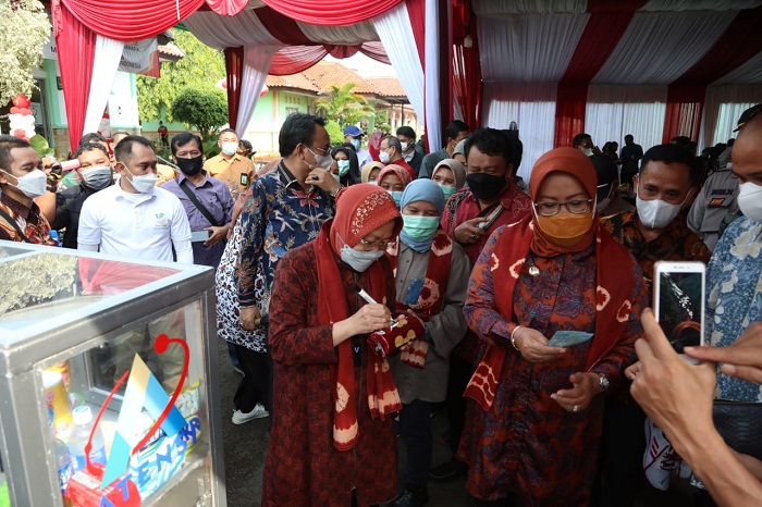 Bu Risma Jadi Sales Dadakan Lelang Sepatu dan Biskuit Dagangan Disabilitas