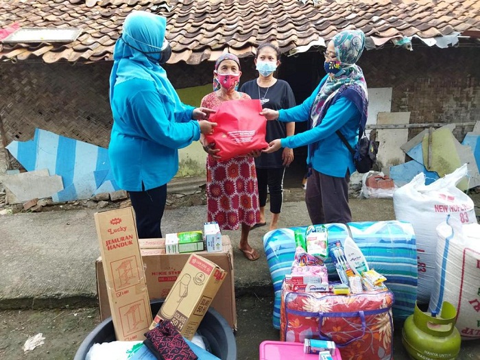 Dapatkan BST Sejak Pandemi, Nenek Aton Terharu Saat Terima Bantuan