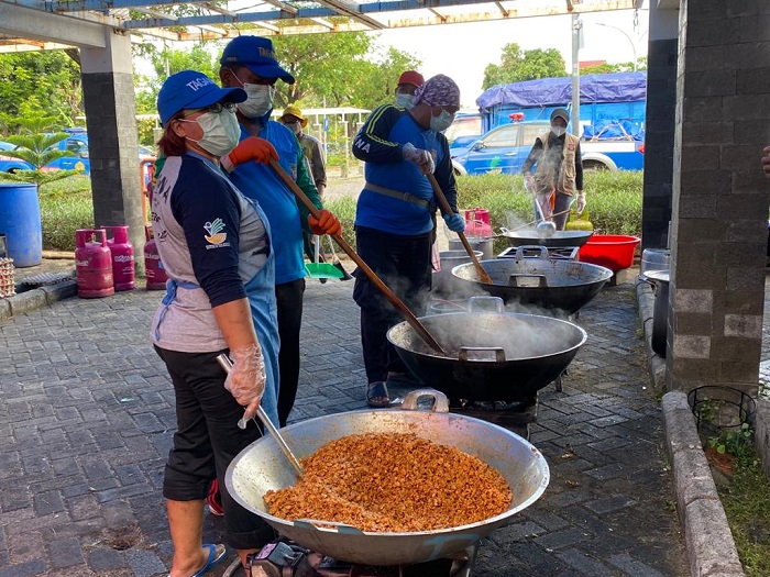 Pengabdian Tanpa Batas Pilar-pilar Sosial: Dari Memasak Hingga Meracik Jamu di Dapur Umum