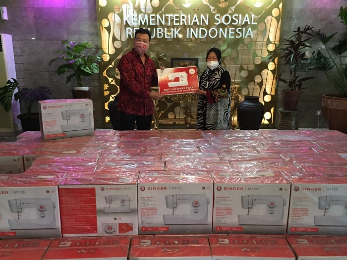 Dorong Warga Papua Mandiri Secara Ekonomi, Mensos Bagikan 100 Unit Mesin Jahit