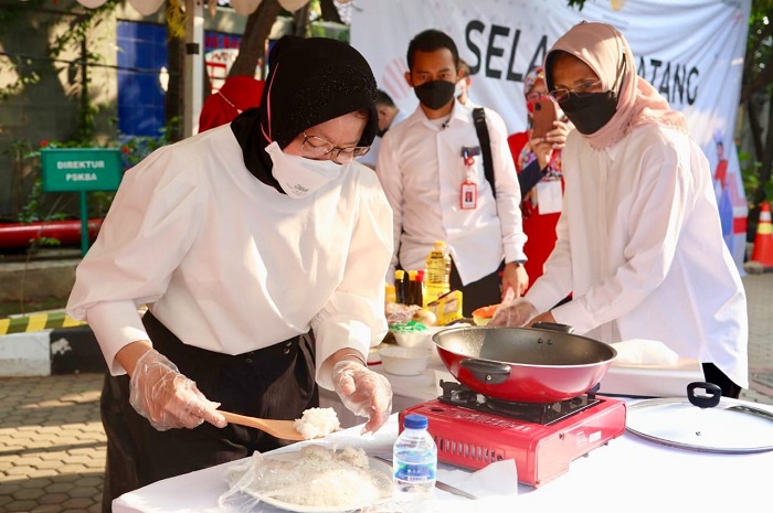 Tutup Kegiatan Peringatan HUT RI ke-76, Mensos Galang Dana Amal dengan Lelang Nasi Goreng Untuk Kegiatan Sosial