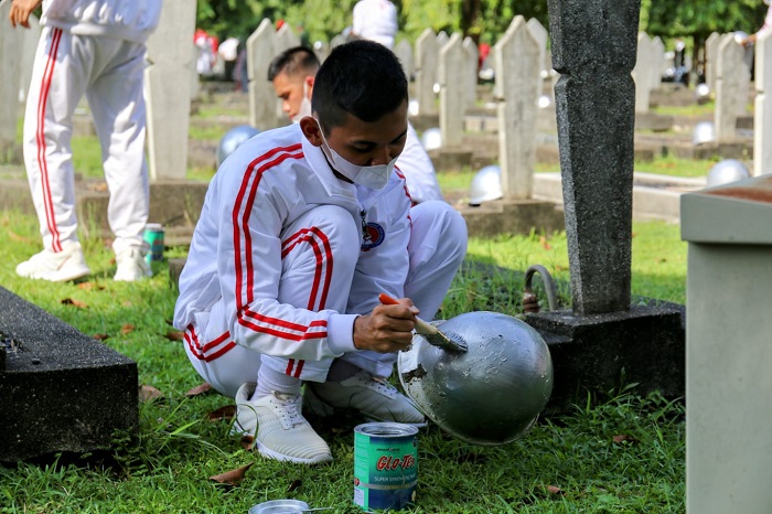 Kemensos Gelar Kerja Bakti Bersihkan Area TMPNU Kalibata Bareng Unhan
