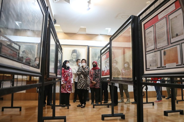 Ziarah Hari Kedua, Mensos Risma Ajak Generasi Muda Belajar Dari Koleksi Perpustakaan Bung Karno
