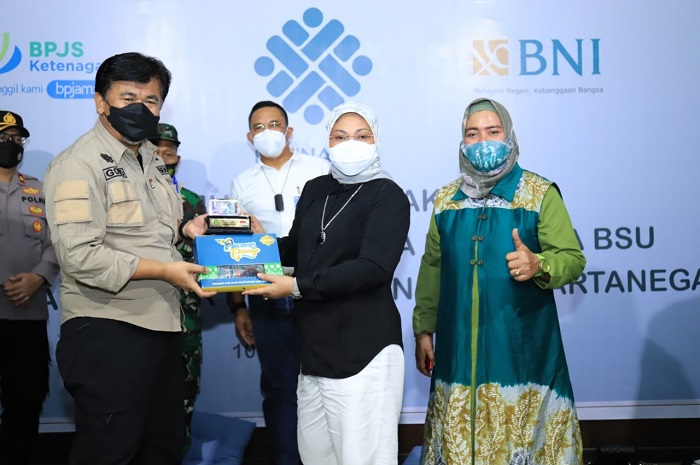 Disambut Yel-yel Selamat Datang, Saat Menaker Ida Temui Penerima BSU di Kaltim