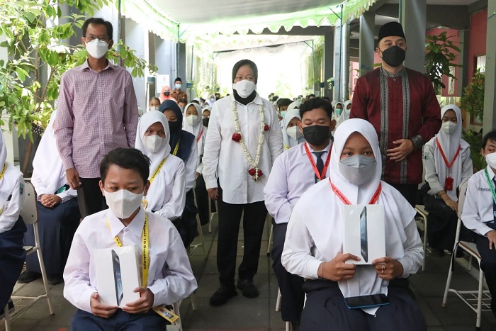 Mensos Serahkan 105 Gawai Canggih Bantu Pendidikan Siswa Tak Mampu di Eks Lokalisasi Dolly
