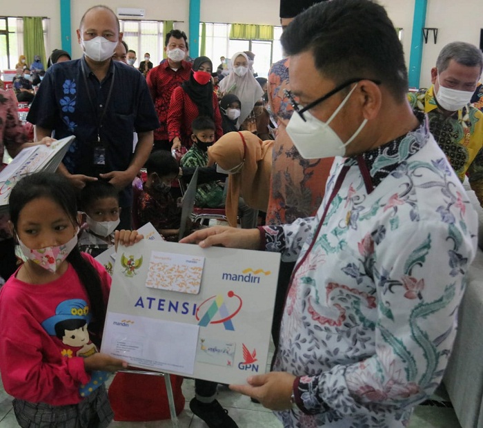 Serahkan Bantuan ATENSI, Komisi VIII DPR RI Bersama Kemensos Antisipasi Dampak Pandemi Bagi Anak