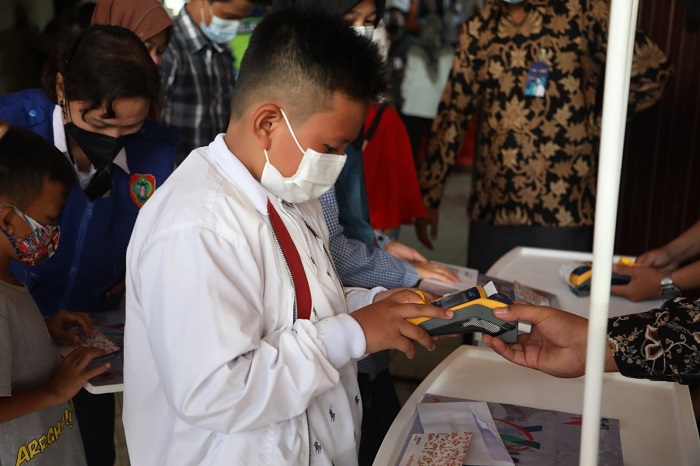 Mensos Risma Salurkan Bantuan Atensi Bagi 382 Penerima Manfaat di Palangkaraya Rp 851.848.500