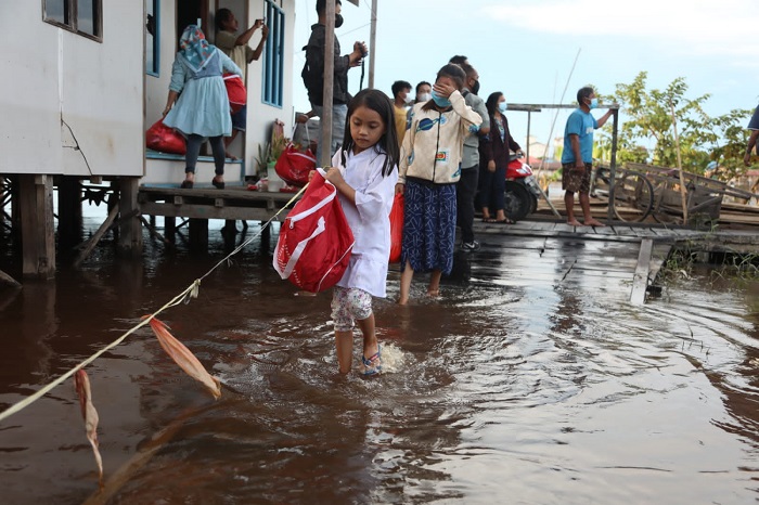 Serahkan Bantuan, Mensos Minta Pemprov Kalteng Petakan Titik Bencana untuk Dirikan Lumbung Sosial