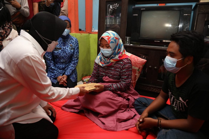 Serahkan Santunan di Pasir Jambu, Mensos Minta Waspada dan Lakukan Mitigasi Bencana