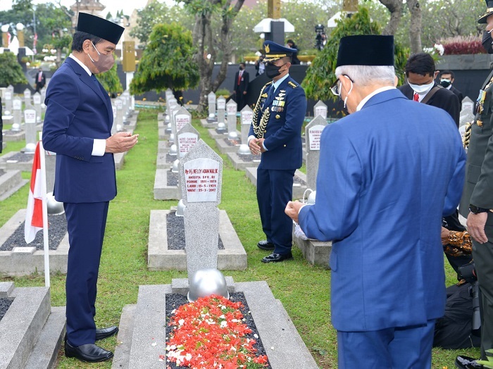 Peringati Hari Pahlawan 2021, Presiden Selaku Inspektur Upacara Ziarah Pahlawan di TMPNU Kalibata