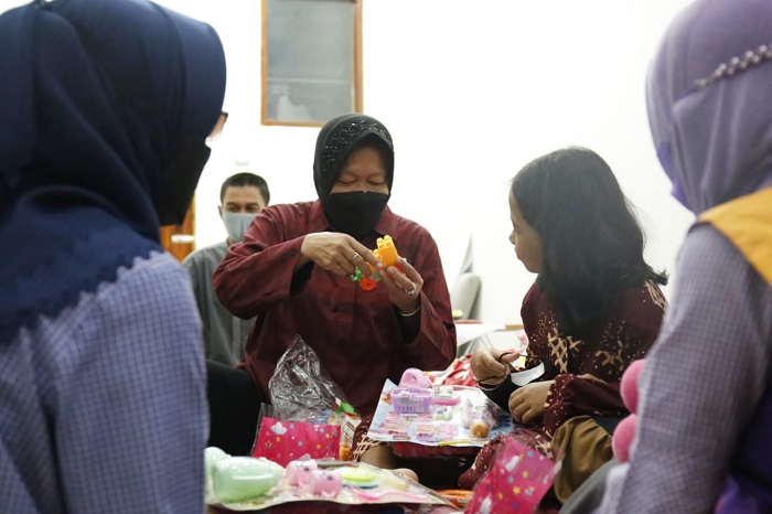 Salurkan Bantuan Logistik di Banjarnegara, Mensos Sapa Yatim Piatu Putri Olivia