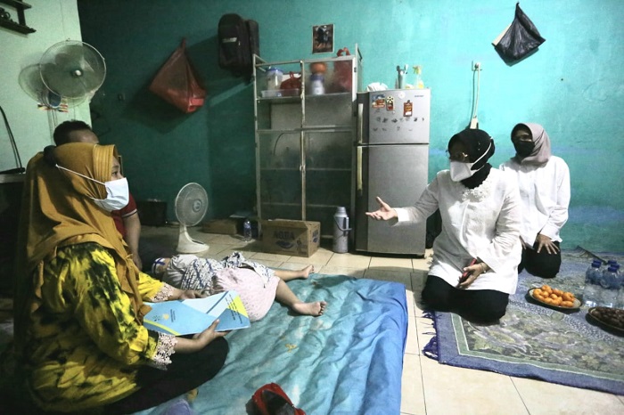 Beri Bantuan Raisya Pengidap Hidrosefalus di Depok