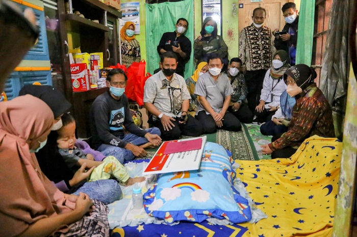 Kunjungi Bayu Penderita Hidrosefalus di Purwakarta, Mensos Serahkan Bantuan Rp 23 Juta