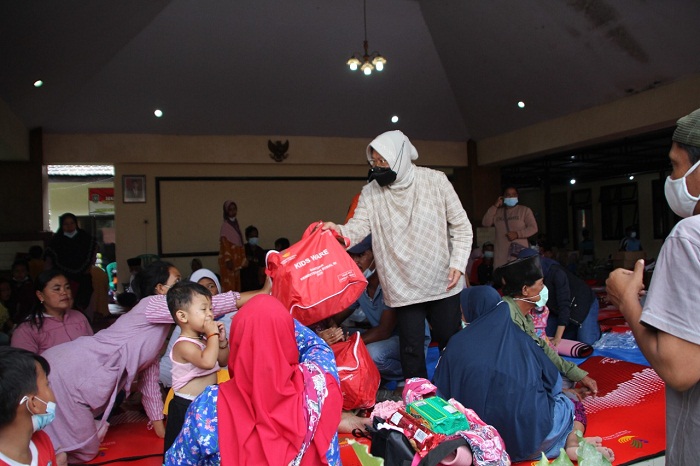 Mensos Kunjungi Lokasi Erupsi Semeru, Pastikan Bantuan Logistik Bagi Warga Terdampak Terpenuhi