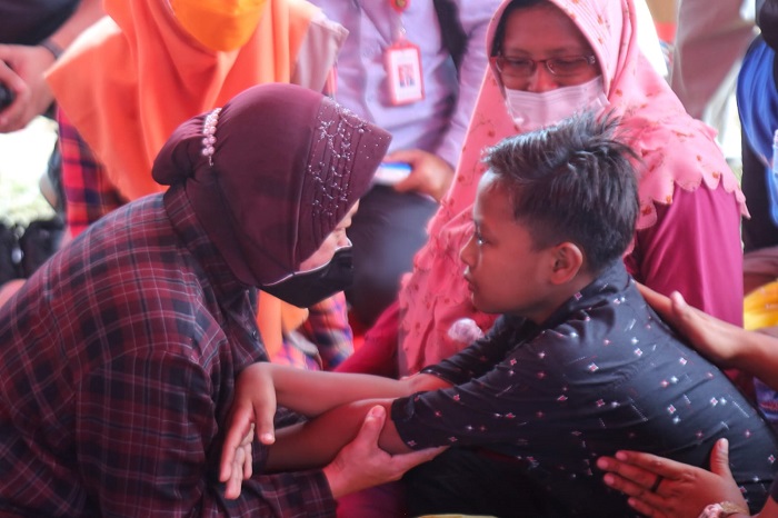 Ajak Bernyanyi dan Bagikan Mainan, Mensos Hibur Anak Anak di Pengungsian