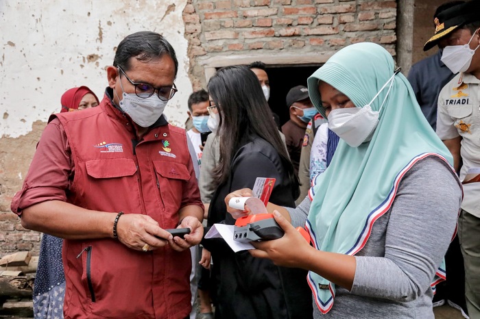 Mensos Minta Bank Himbara dan Pemda Percepat Pencairan Bansos