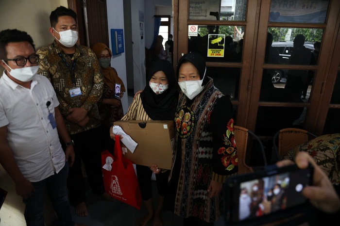 Kunjungi Anak-anak Tengah Berjuang Melawan Sakit, Mensos: Tetap Semangat Ya Sayang