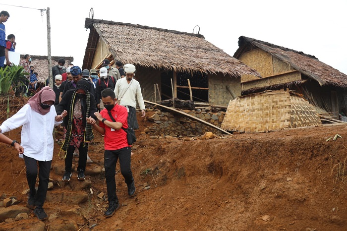 Tinjau Pembangunan 18 Unit Rumah Suku Baduy, Mensos Serahkan Bantuan Rp 1 Miliar