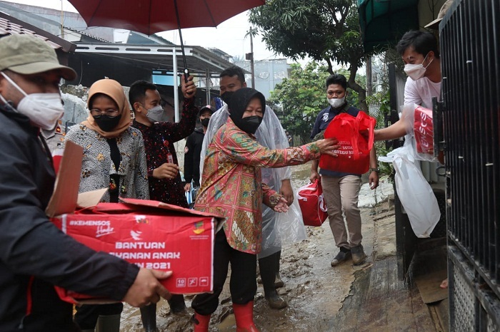 Kunjungi Lokasi Banjir di Bogor dan Sukabumi, Mensos Serahkan Bantuan
