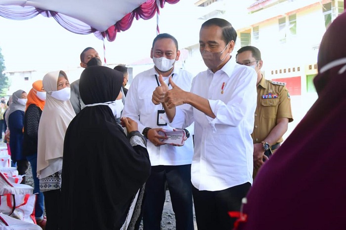 Percepat Salur BLT Minyak Goreng, Presiden dan Wapres Serahkan Langsung Kepada Penerima
