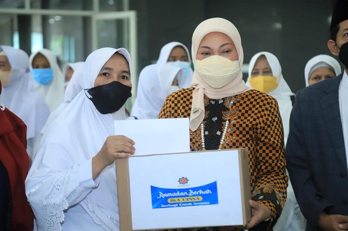 Silaturahmi IKA UINSA, Menaker Salurkan Sembako Ramadan di Surabaya