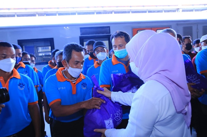Apresiasi Layanan ke Penumpang, Menaker Berbagi Bersama Porter di Stasiun Pasar Senen