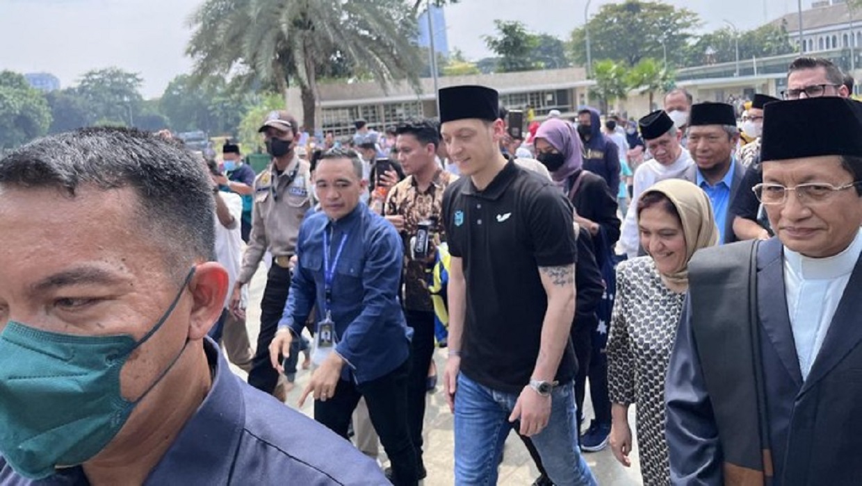 Kenakan Peci Hitam, Mesut Ozil Salat Jumat di Istiqlal Saf Paling Depan